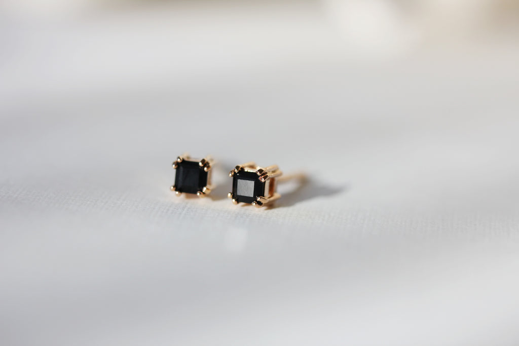 Billie Studs in Onyx