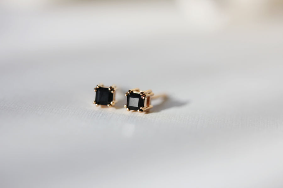 Billie Studs in Onyx