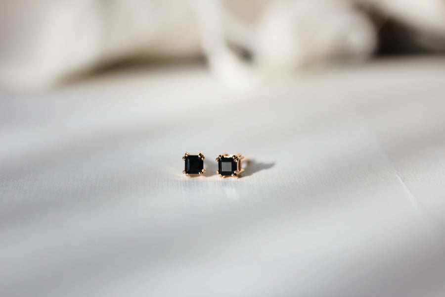 Billie Studs in Onyx
