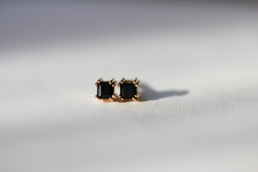 Billie Studs in Onyx